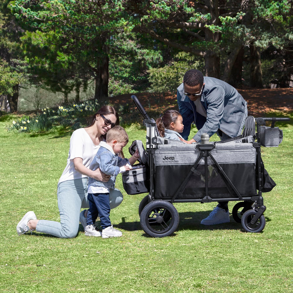 Delta Children Jeep Wrangler Deluxe Carrito Paseo para 4 Niños con Toldo y Nevera
