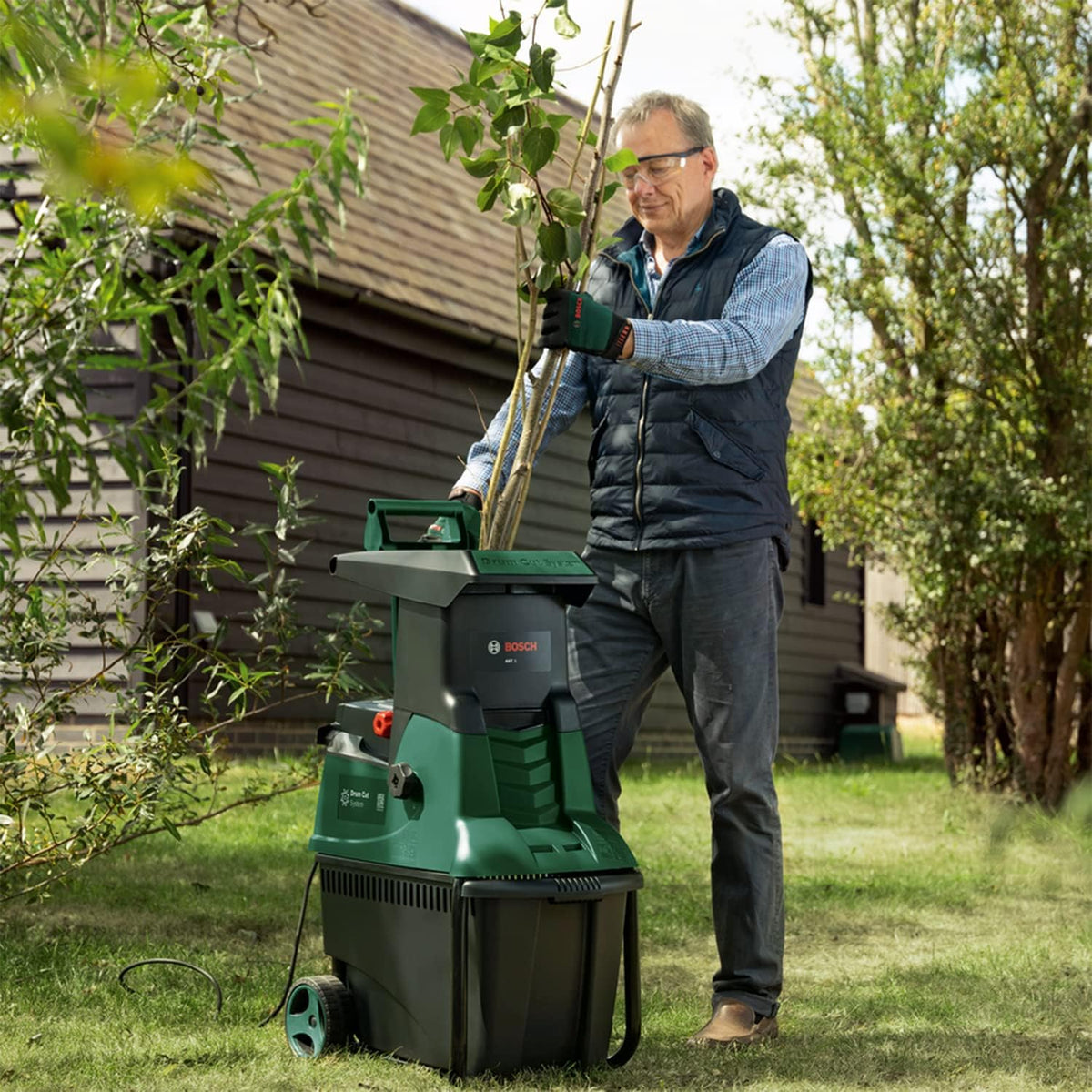 Bosch AXT 25 TC Biotriturador de Turbina 2500 W con Cesto de 53 L y Guantes