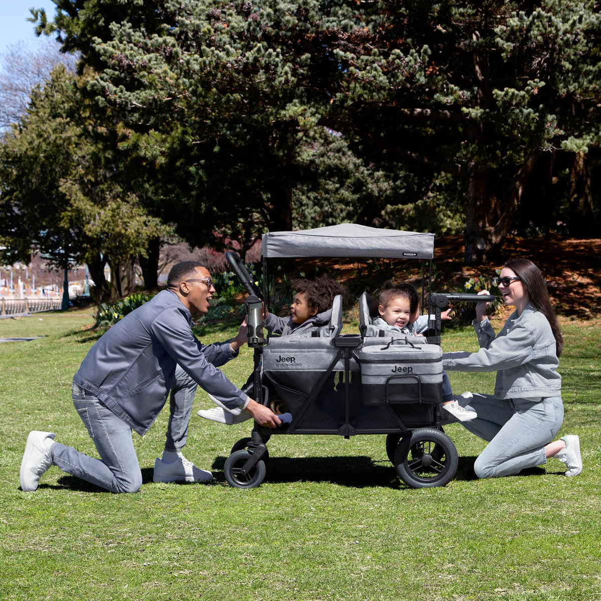 Delta Children Jeep Wrangler Deluxe Carrito Paseo para 4 Niños con Toldo y Nevera