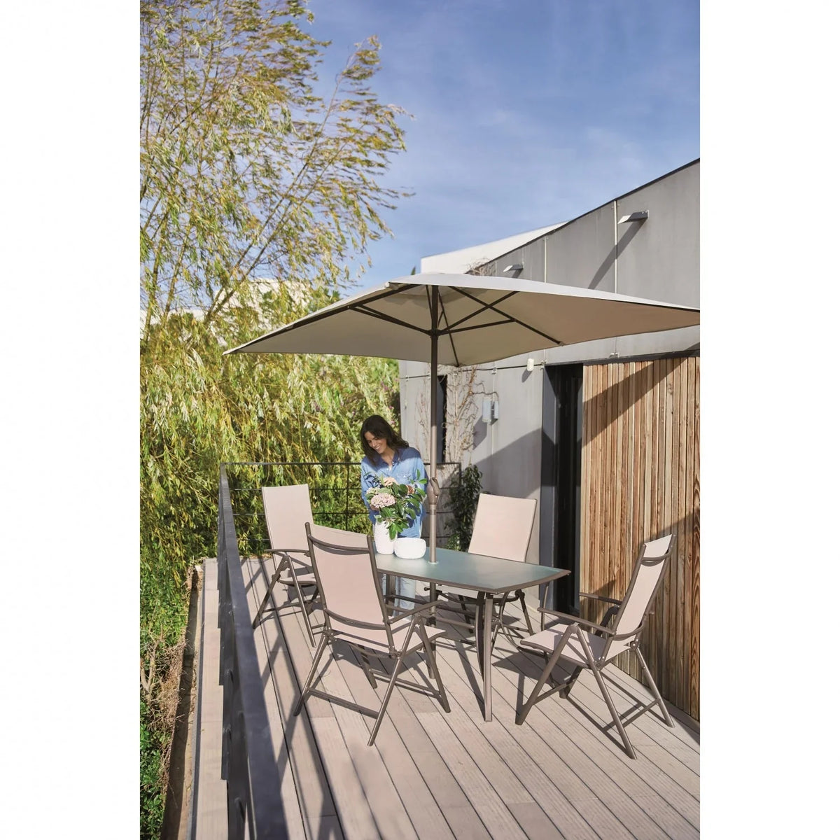 Conjunto de Jardín Málaga de Acero: Mesa, 4 Sillones Reclinables y Parasol